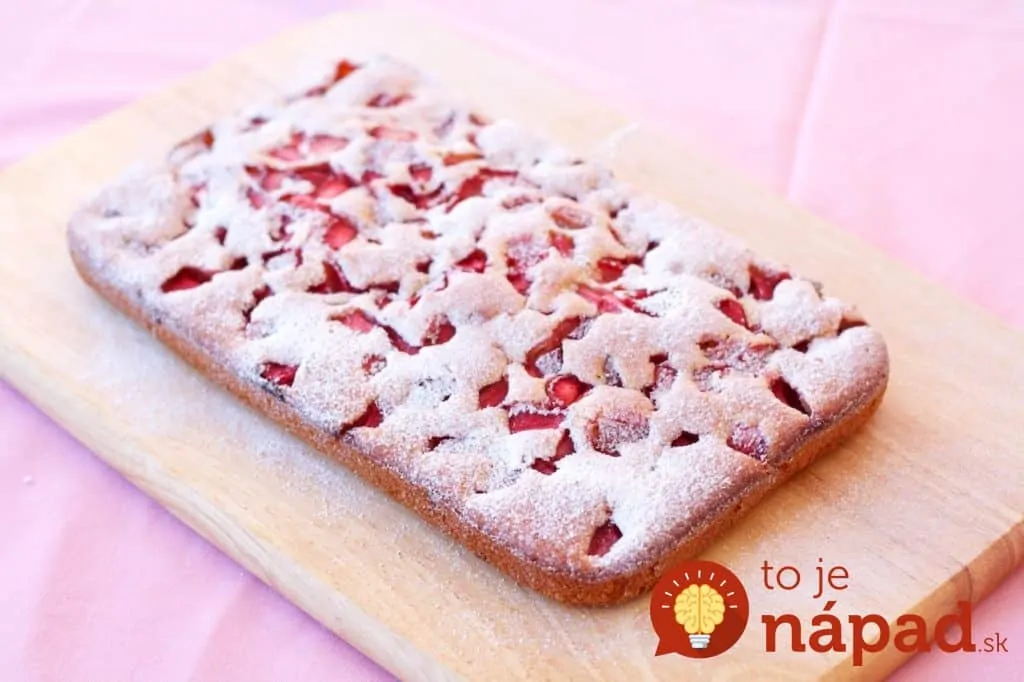 Brzi-biskvit-kolač-s-jagodama-i-čokoladom-2-1
