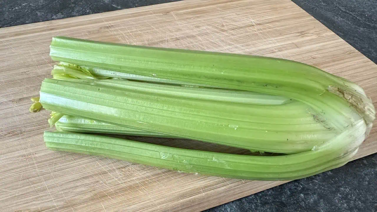 Čistí pečeň a je to väčšia sila  ako cesnak a citrón! Všímajte si túto časť zeleru!