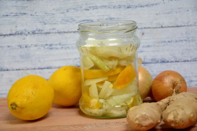 CIBUĽA, ZÁZVOR A MED na zápal priedušiek, úporný kašeľ a vyčistenie pľúc: Zapíšte si tento RECEPT!