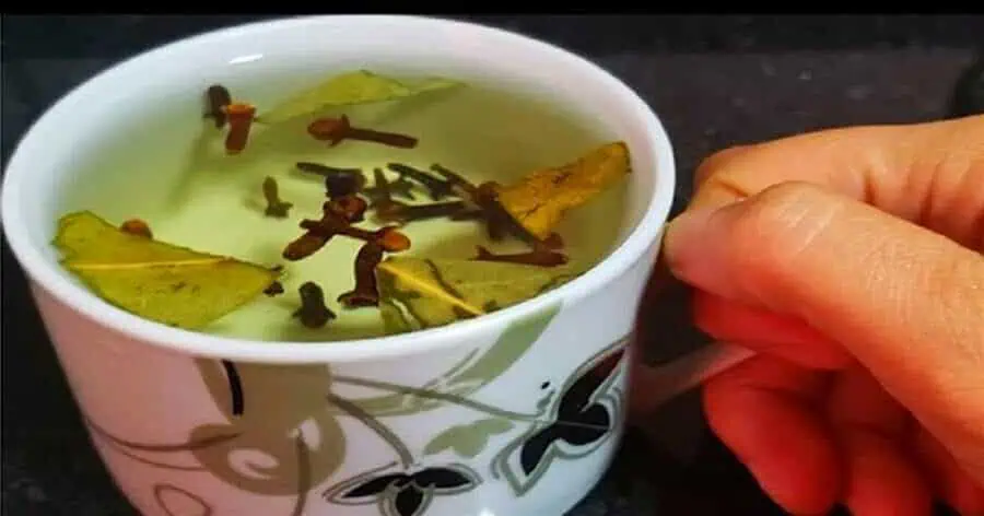 Dajte variť 3 klinčeky s obyčajným bobkovým listom a už nezabudnite na tento recept: Výborná vec na bolesť chrbta a kĺbov!