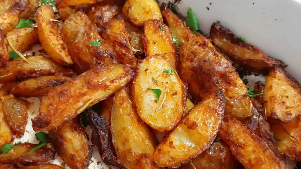 RECEPT na mladé zemiaky z rúry: Perfektne chrumkavé a lahodné vďaka tomuto postupu, tromfnú aj vyprážané hranolky!