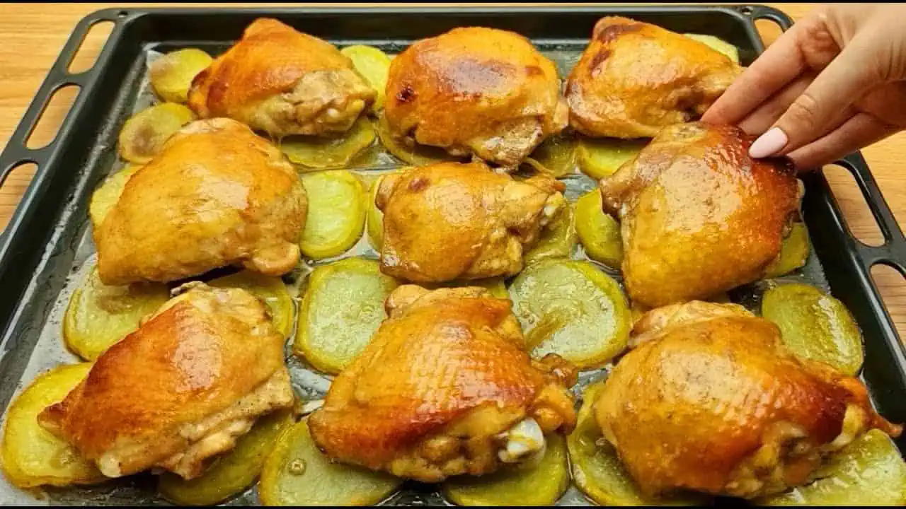 Tento RECEPT mojej mamy všetkých ohromil: Geniálny obed na jednom plechu – rýchly a jednoduchý recept!