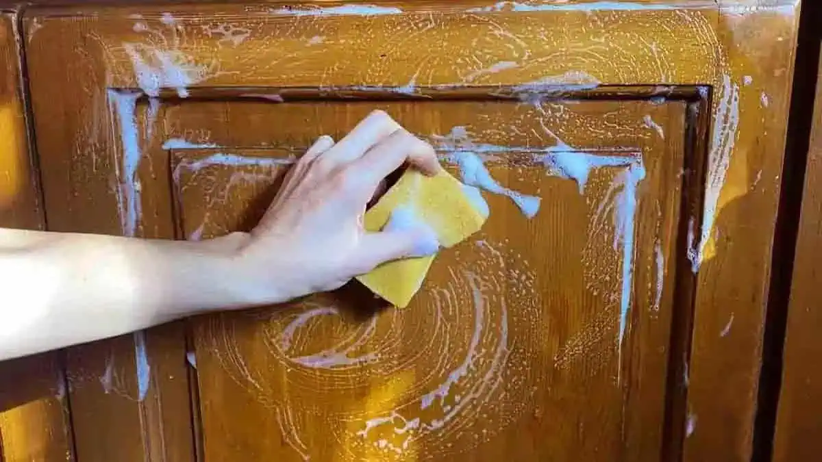 Konečne viem, ako perfektne odmastiť KUCHYNSKÉ SKRINKY bez chémie: Celá linka sa leskne ako nová!