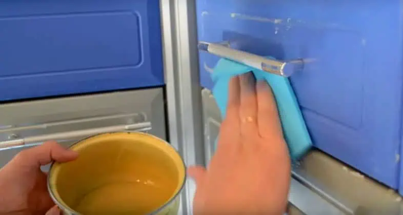Tuk a mastnota sa nám rozpúšťa priamo pred očami: TRIK, vďaka ktorému sa moje kuchynské skrinky lesknú!