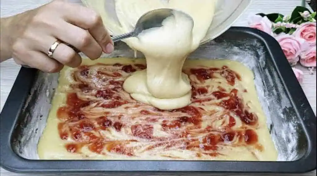 ROZLIATY koláč budete robiť aj každý deň, tak je rýchly a výborný: Jednoduchý, ľahký recept – cesto ako vatička!