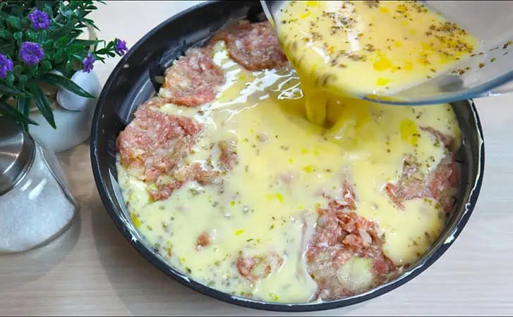 Starší CHLEBÍK som použila ako základ koláča a zaobídem sa BEZ CESTA: Len prikryť mletým mäsom a 20 minút v rúre!