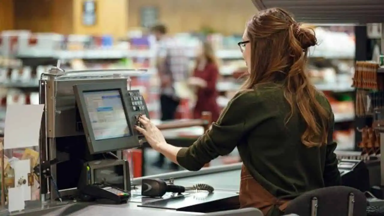 Bývalý zamestnanec supermarketu prezradil, aké TRIKY používajú na zákazníkov: Majú to dobre premyslené!