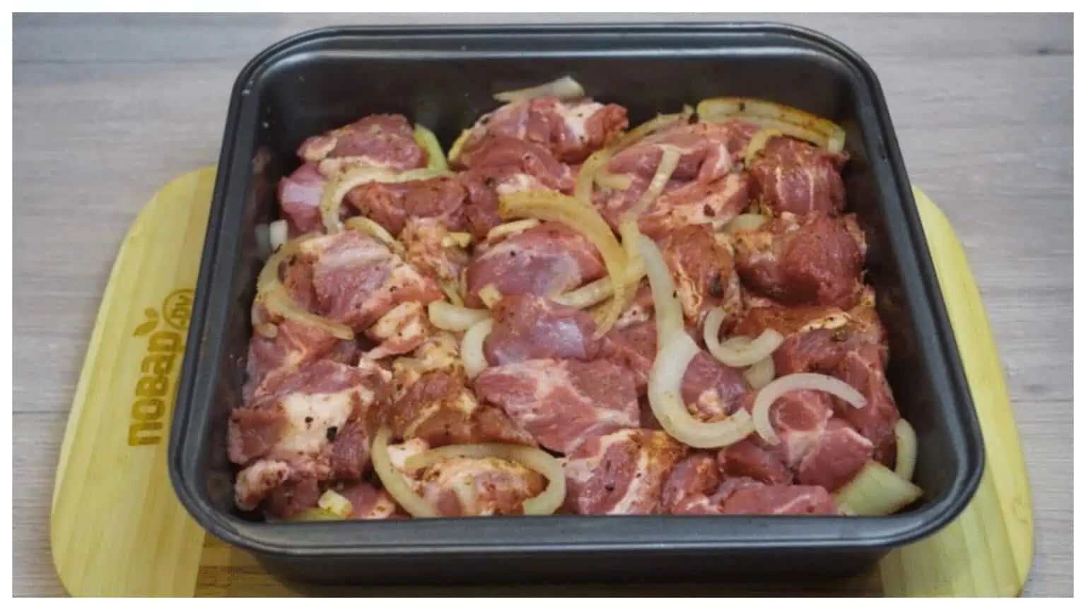 Pekelne dobrá krkovička na cesnaku s výbornou omáčkou: Všetko máte na jednom plechu, bez kopy špinavého riadu!