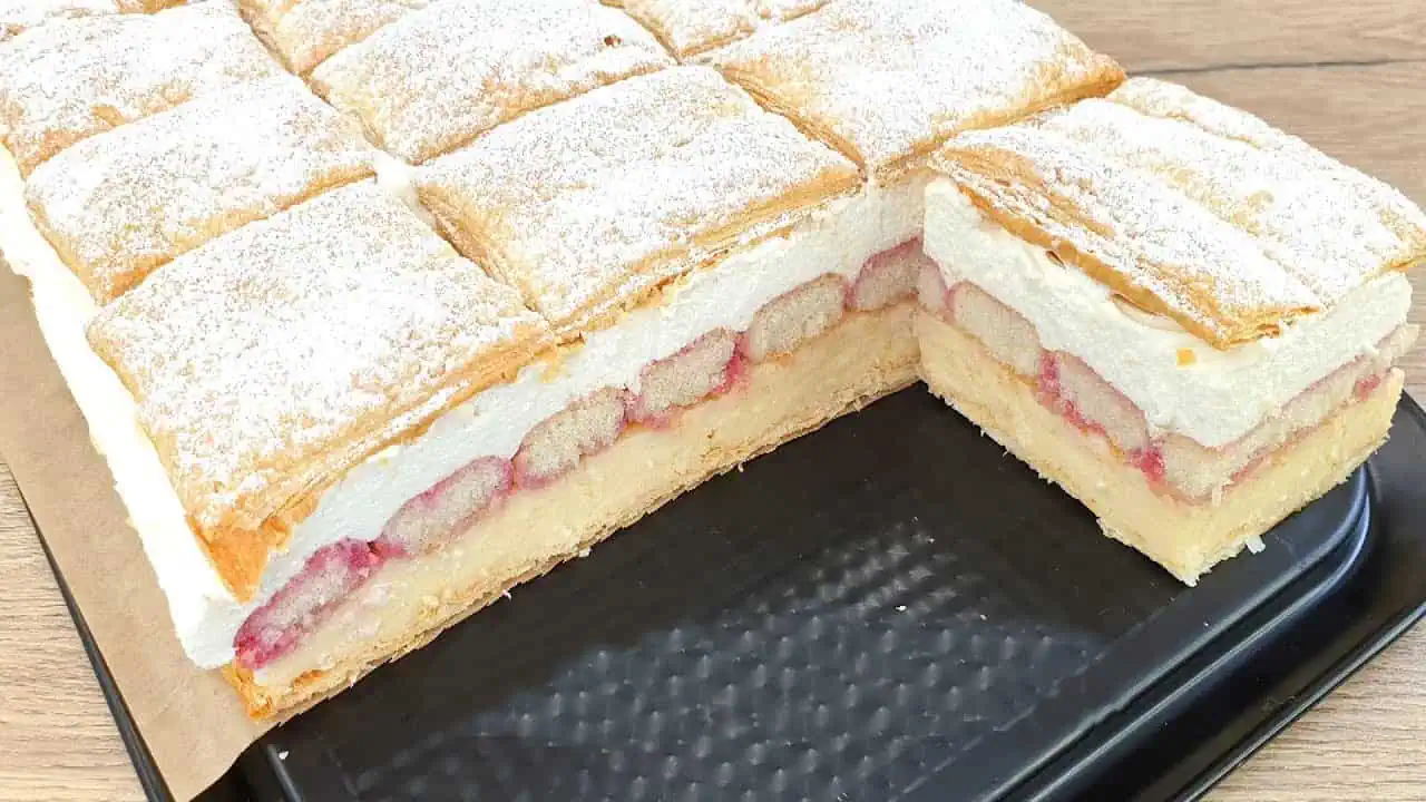 Koláč KRÉMOVÝ NAPOLEON: Úžasná maškrta z lístkového cesta, pudingu a dlhých piškót!
