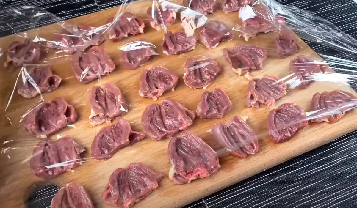 Srdiečka očistíme, prikryjeme fóliou a vyklepeme tĺčikom: Za tento recept by mal niekto dostať ocenenie!