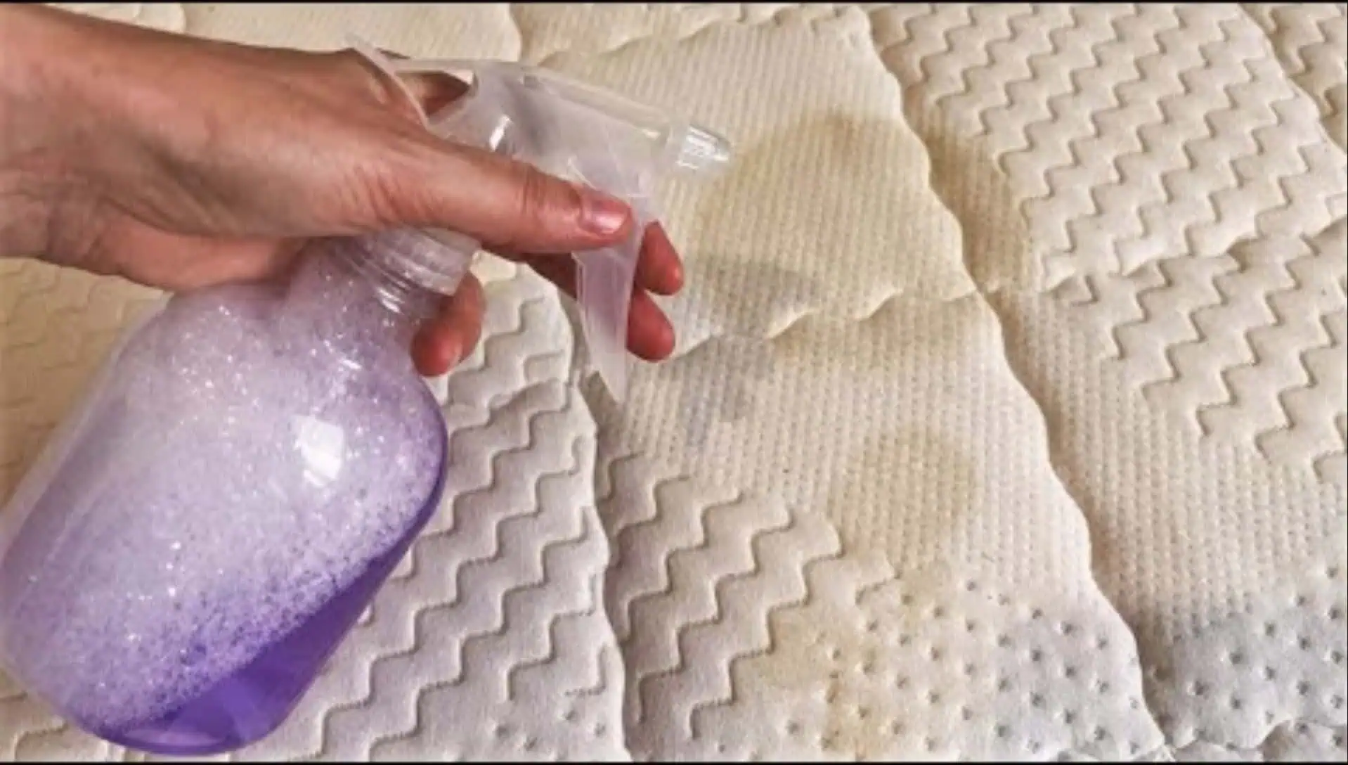 DOMÁCI trik, ako vydezinfikovať všetky matrace za 1 minútu: Žiaden zápach, škvrny ani roztoče – matrace sú ako nové!
