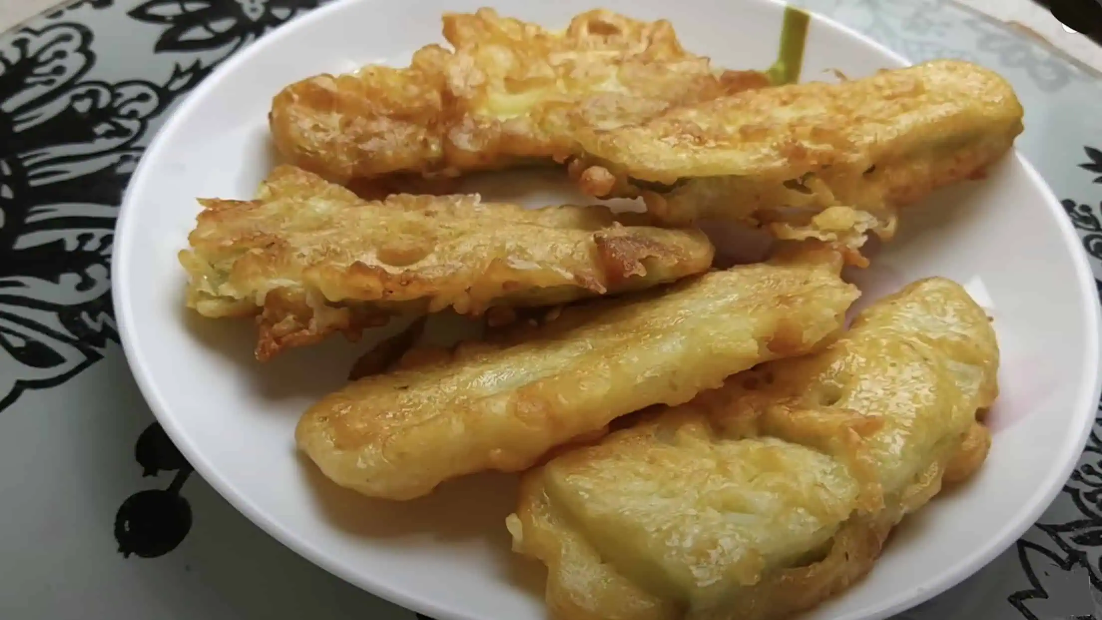 Beriem kefír, cesnak, 2 vajcia a CUKETU už inak nerobím! Najlepšie cestíčko a perfektný obed je na stole!