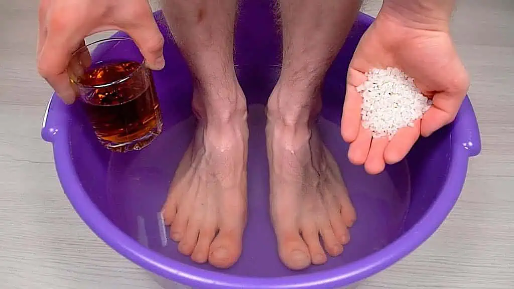 Prírodný RECEPT na bolesti nôh, kŕčové žily a opuch: Dajte tieto dve prísady do horúcej vody a počkajte 20 minút – TU je účinok!