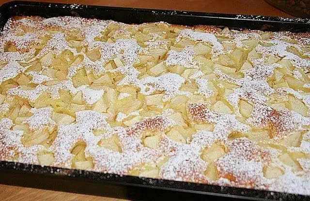 BLESKOVÝ jablkový koláč: Pripravený do rúry za 10 MINÚT – top recept sezóny!