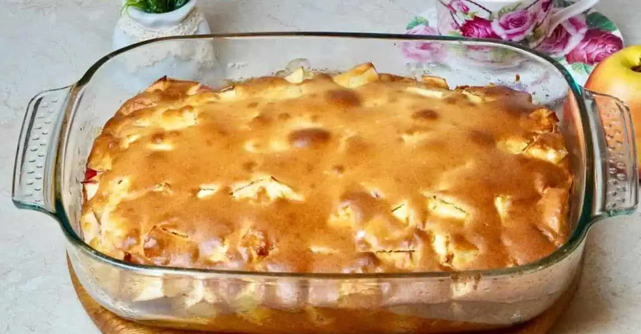 ROZLIATY jablkový koláč, ktorý sa topí v ústach: Za 5 minút práce! Rýchle, jednoduché a veľmi chutné!