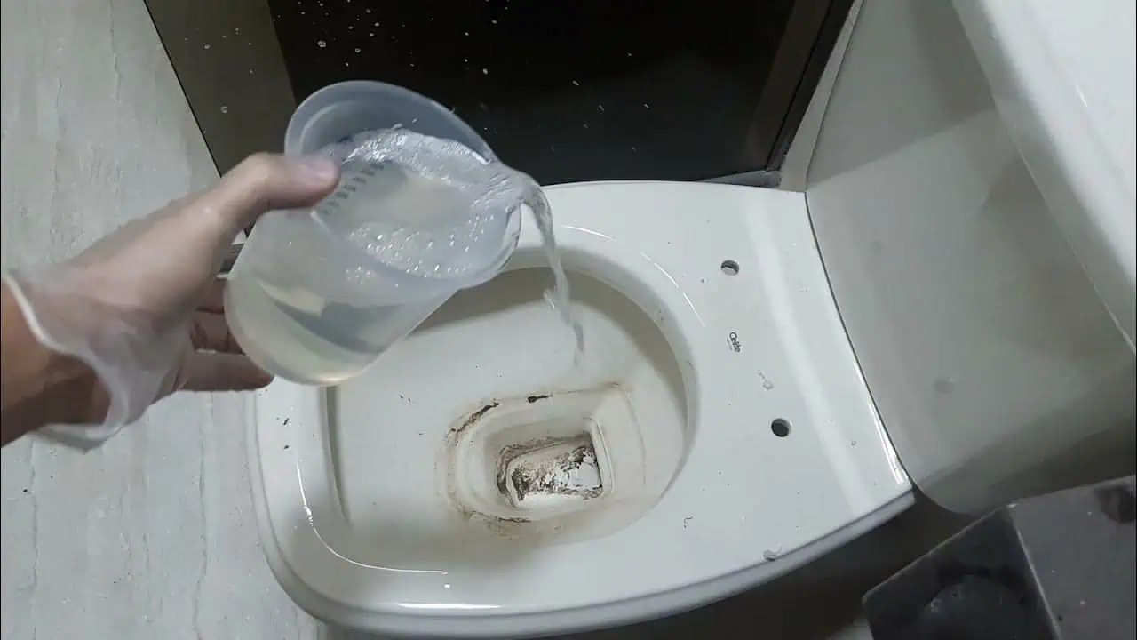 Ako odstrániť zažraté škvrny zo špinavej a zažltnutej toalety?Toto je najlepší spôsob!