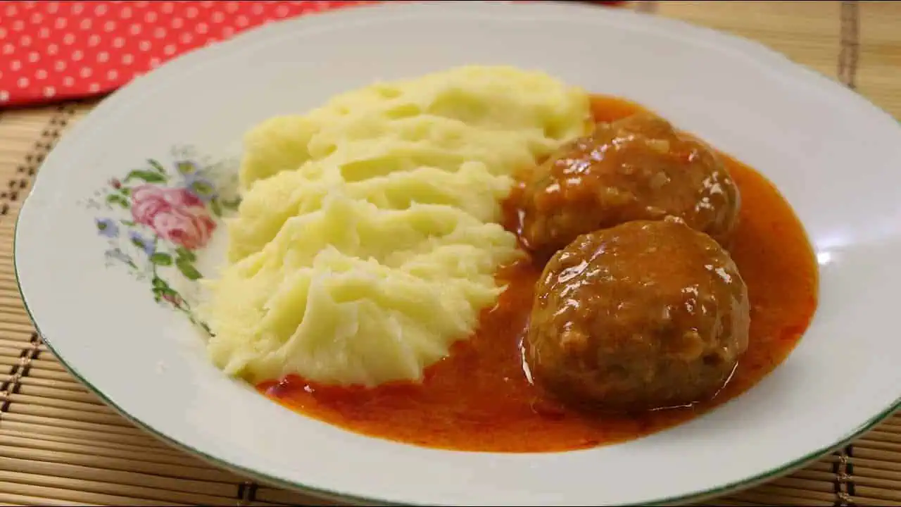 Recept na MÄSOVÉ guľky v rajčinovej omáčke z čias socializmu: Originál podľa ČSN – robím ich podľa tohoto receptu už 40 rokov!