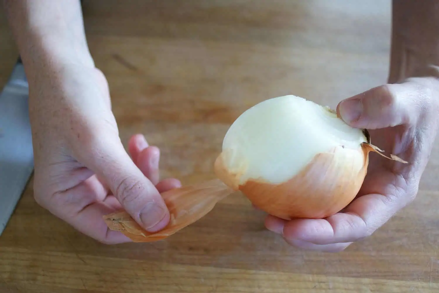Švagriná ma naučila, ako rýchlo nakrájať cibuľu na tenké prúžky bez noža, krájača a dosky – používam to každý deň!