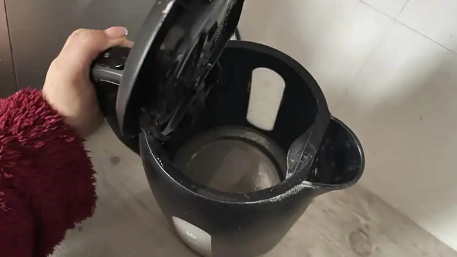 Máte doma takúto rýchlovarnú kanvicu? Odborník varuje pred nebezpečenstvom!