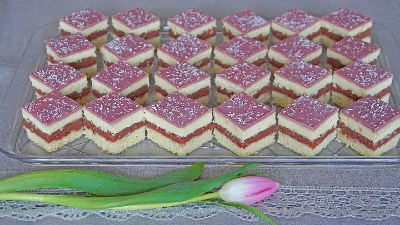 Punčové rezy s kokosom a piškótami: Úžasne jemný zákusok, ktorý musíte skúsiť!