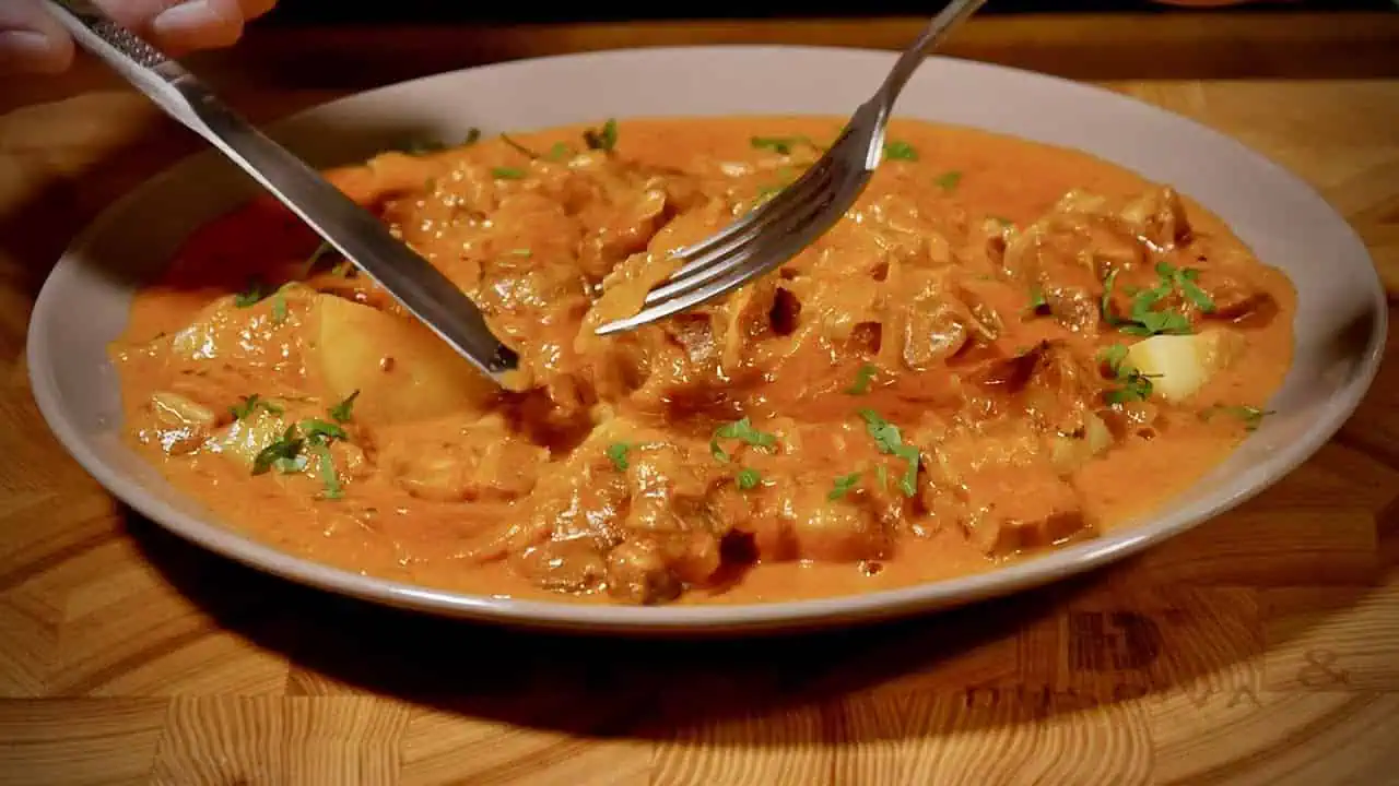 Segedínsky guláš podľa 100 rokov starej kuchárskej knihy: Jediný a najlepší recept!