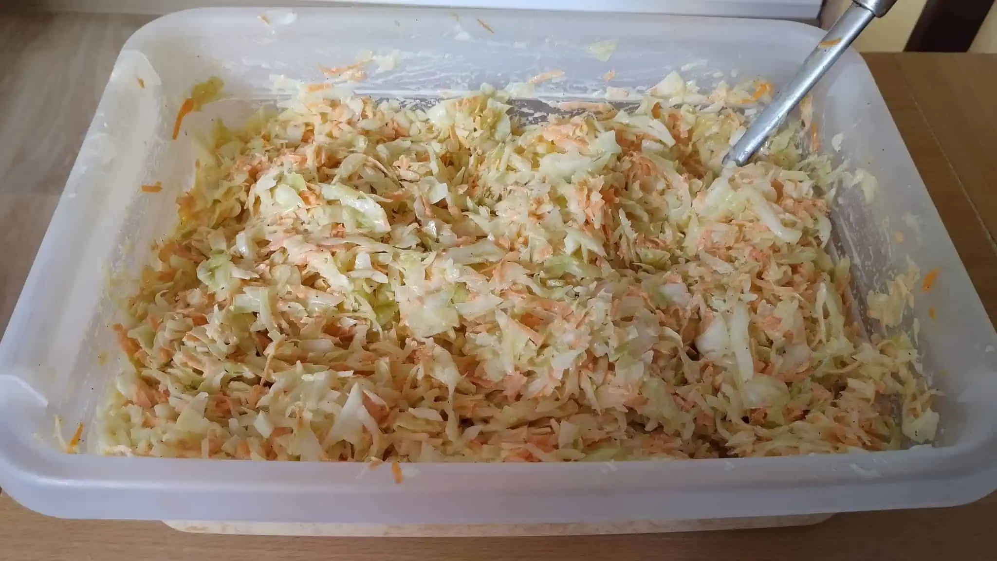 Neskutočne dobrý kapustový šalát s fantastickou zálievkou: Milujú ho aj tí, čo šaláty inak nejedia!