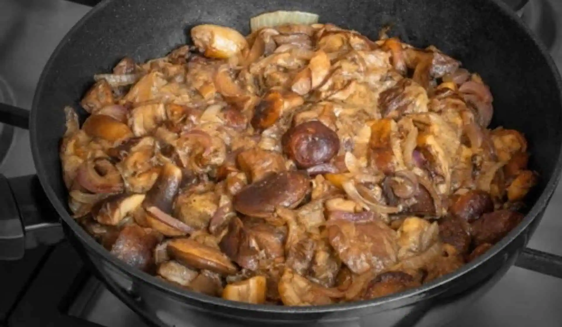 Celá panvica s hubami išla rovno do koša: NIKDY nerobte pri príprave túto chybu!