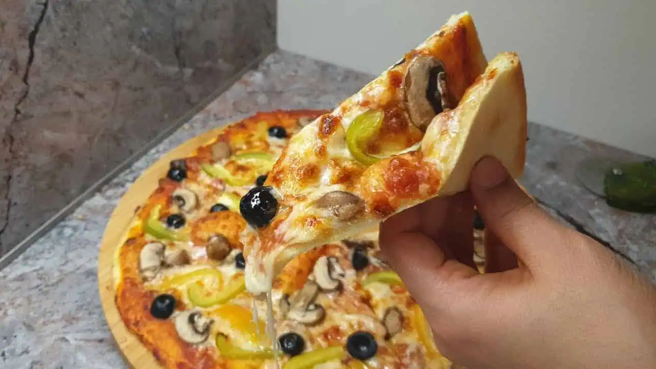 10-minútová hrnčeková pizza bez práce: Nekysne ani minútu, netreba ju miesiť a výsledok si zamiluje celá rodina!