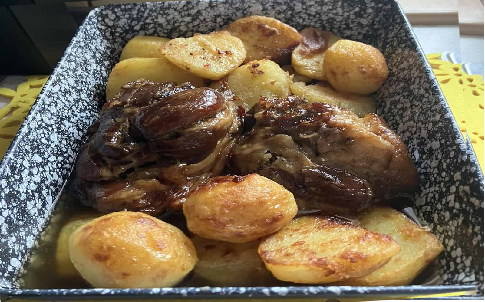 Pekelne dobré pečené koleno na zemiakoch a cibuľke: Také šťavnaté a chutné mäsko som ešte nejedla!