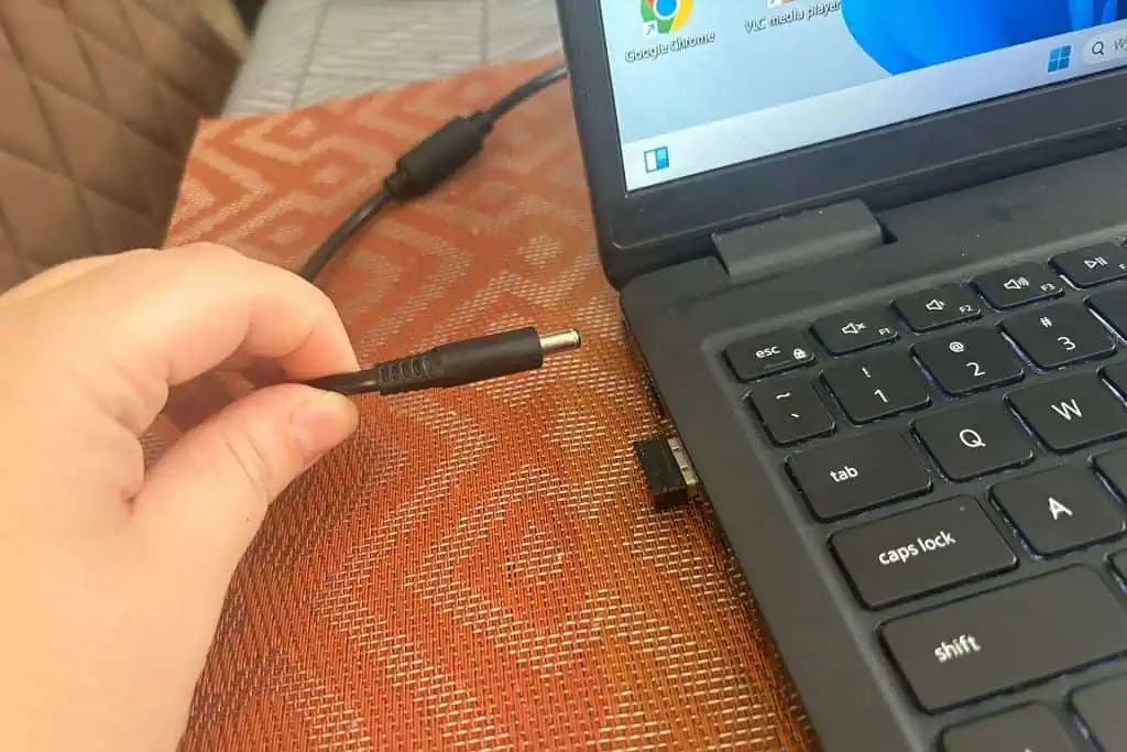 Nikdy nenabíjajte notebook týmto spôsobom: ZNIČÍTE batériu a rýchlo sa z nej stane odpad!
