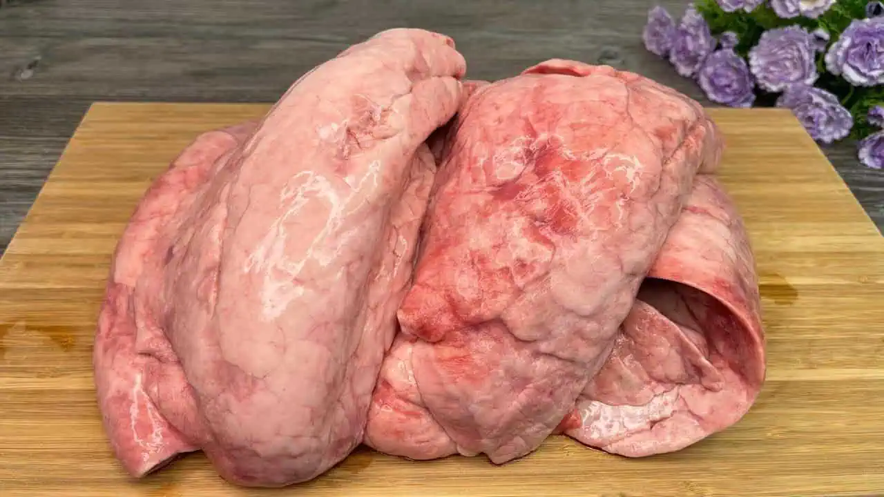 Mladí dnes pred týmto druhom mäsom utekajú a je to veľká chyba: Skutočný liek na kĺby a kosti!