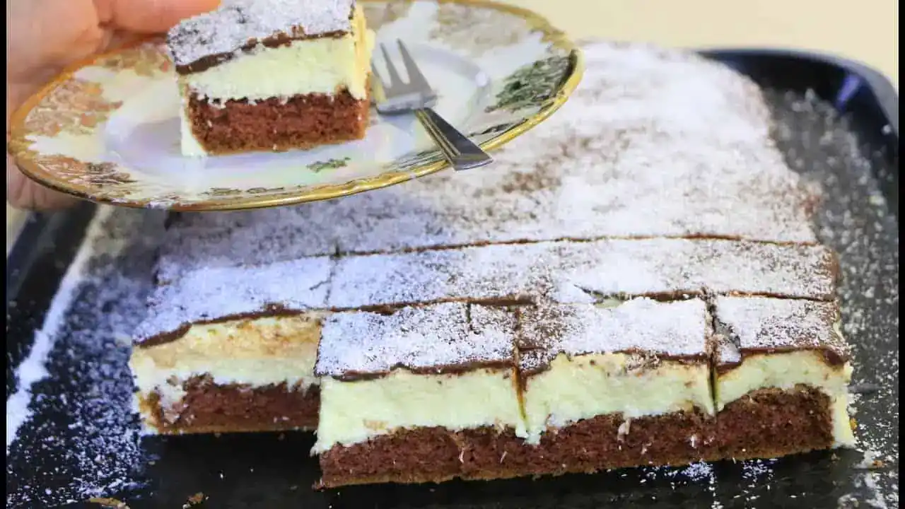 Jemný kokosový koláč s cestom ako bavlna, krémovou a jemnou náplňou: 5 minút a bol prázdny plech!