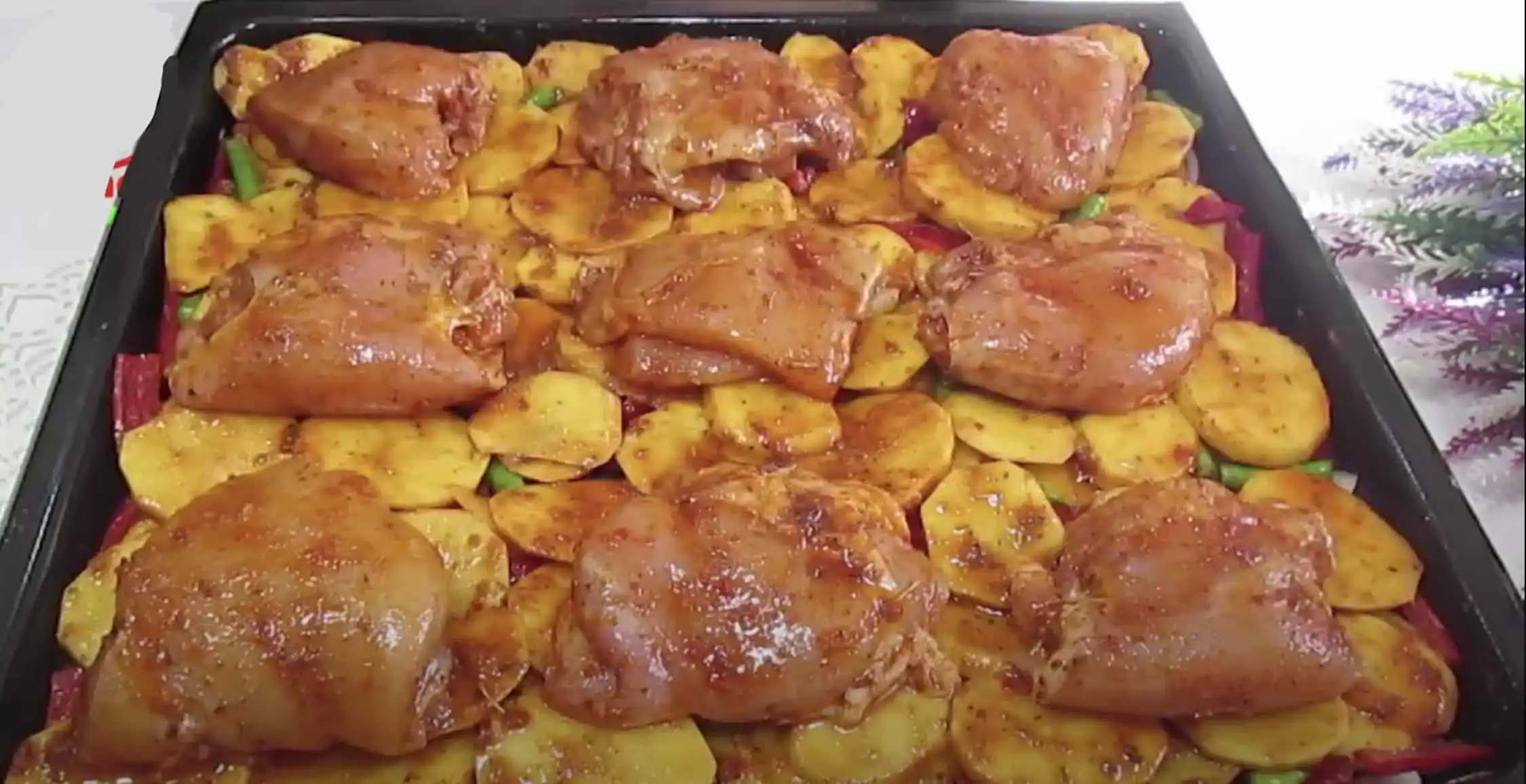 Pekelne dobré kuracie prsia na zemiakoch a cibuli s výbornou omáčkou: Tajný trik, s ktorým budú extra šťavnaté a chutné!