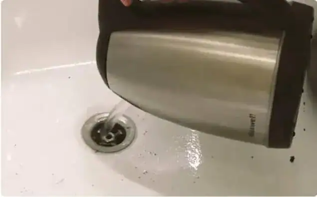 Skúsený inštalatér povedal, ako rýchlo uvoľniť upchaté umývadlo v kúpeľni a v kuchyni: FUNGUJE to!