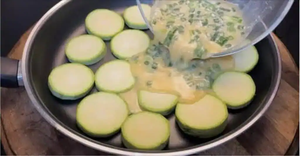 Takto robím cuketu počas leta a z tej chuti sa všetci môžu zblázniť: Nakrájajte ju na panvicu a zalejte touto zmesou, výsledok famózny!
