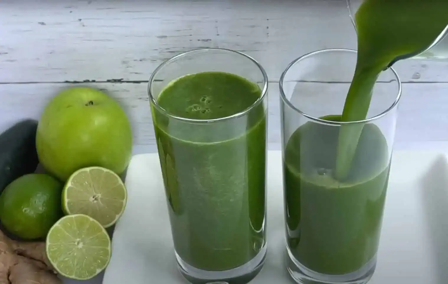 2 uhorky, 2 citróny a zázvor: Najrýchlejší detox, vyčistí hrubé črevo a vyplaví tuk (RECEPT)!