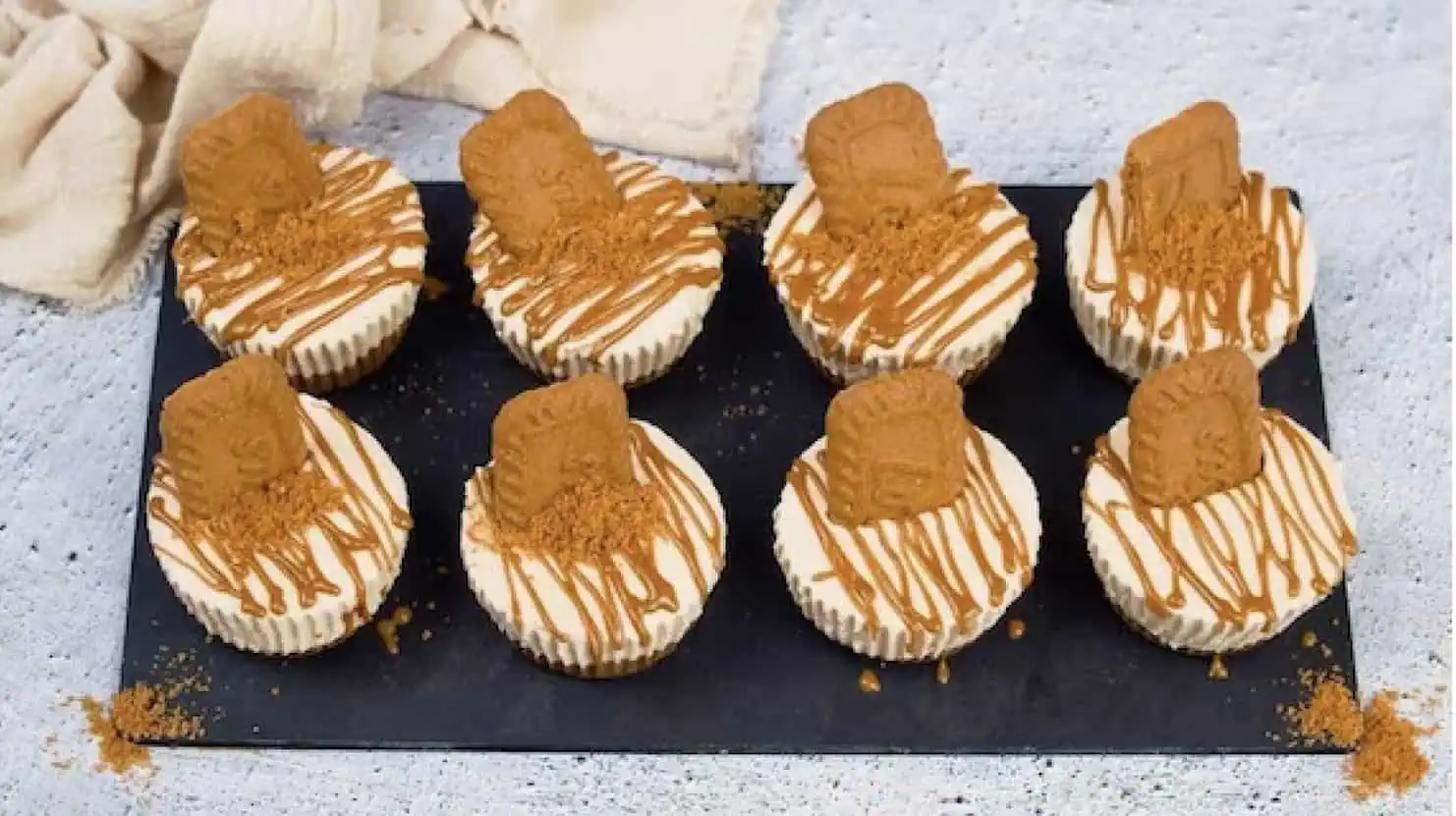 KARAMELOVÝ cheesecake vo forme na muffiny, ktorý sa nepečie a nevarí: Ukladajte recept, je to najväčšia dobrota akú poznám!
