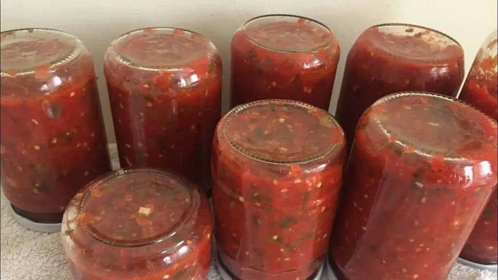 Netreba zavárať: Rajčinovo-cesnaková zmes do gulášu, omáčok aj na pizzu – vydrží celý rok!