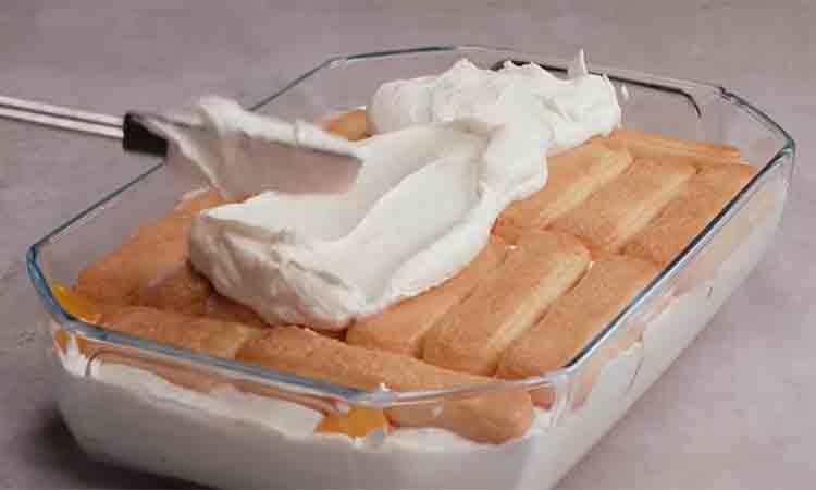 Nepečený ovocný koláč, hotový za necelých 10 minút: Rýchly recept na fantastický dezert z dlhých piškót!