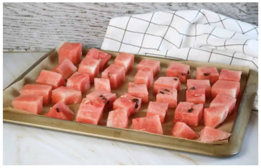 Melón len nakrájala na kúsky a uložila na plech: Toto jedlo bude hitom celého leta!