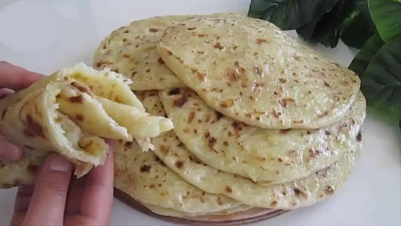 Ak máte doma múku, zemiaky a syr, už nemusíte kupovať CHLEBA: Bez droždia a kysnutia, najchutnejšia náhrada pečiva – každý zháňa RECEPT!