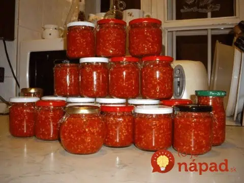 Môj svokor má RECEPT na najlepšiu pikantnú zmes do pohárov: Do gulášu, pod mäsko aj na hrianky – takúto delikatesu v obchode nekúpite!