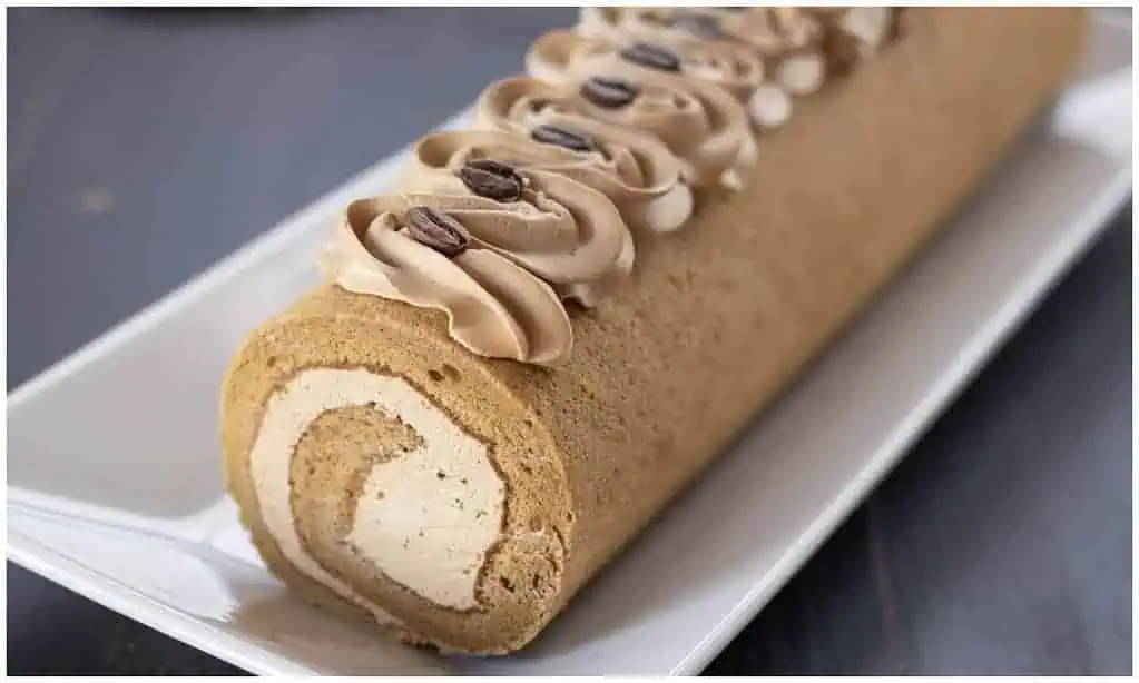KÁVOVÁ roláda z cesta jemného ako pavučinka: EXKLUZÍVNY recept od profi cukrárky!