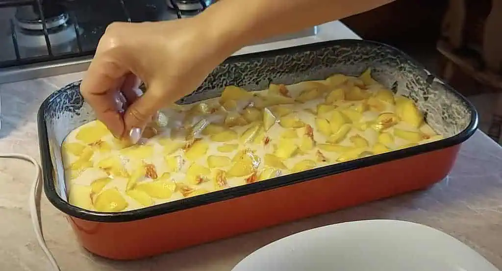 Krehučká hrnčeková bublanina s marhuľami: Osvedčený RECEPT, ktorý sa zaručene vydarí!