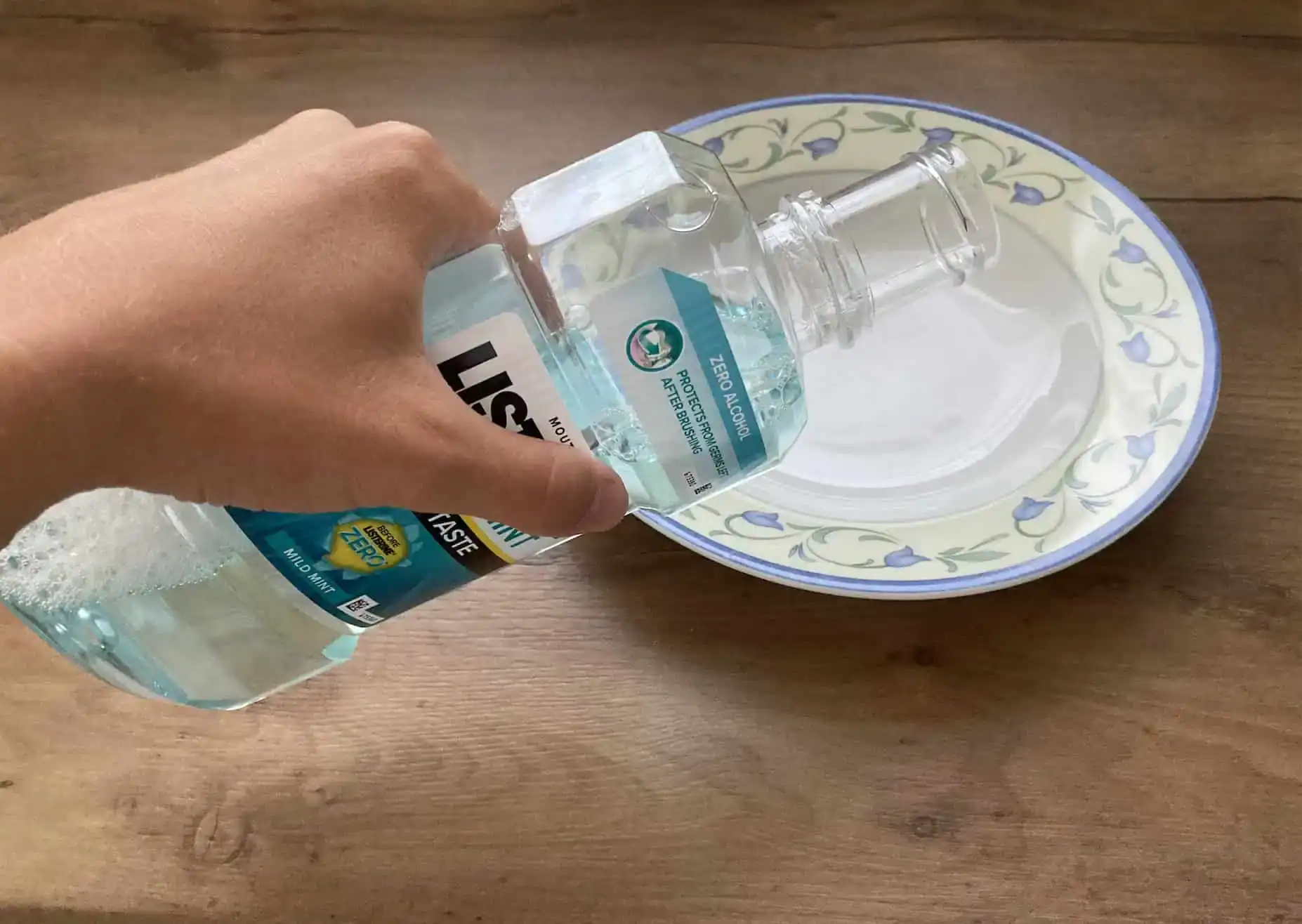Moja svokra kupuje TÚTO vodu, aj keď ju nepoužíva len na ústnu hygienu: Odkedy poznám jej domáci trik, mám ju aj ja – 1 balenie na celý rok!