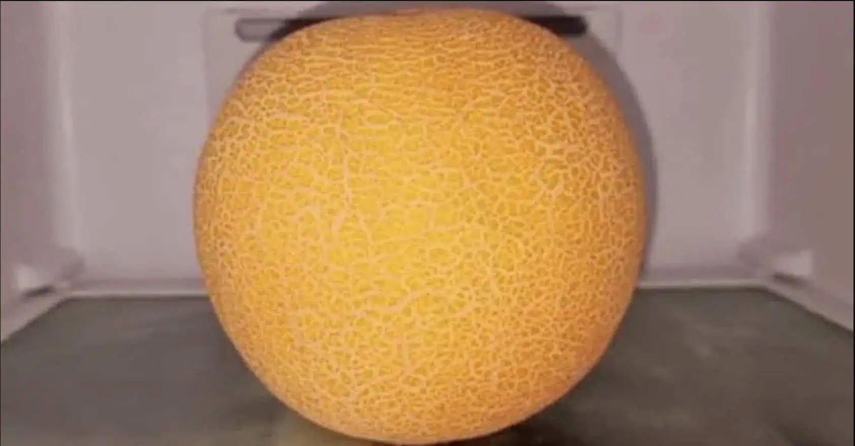 Melón mám v lete skoro každý deň, ale toto by mi nenapadlo ani vo sne: Dajte celý kus do MRAZNIČKY, toto z neho môžete mať!
