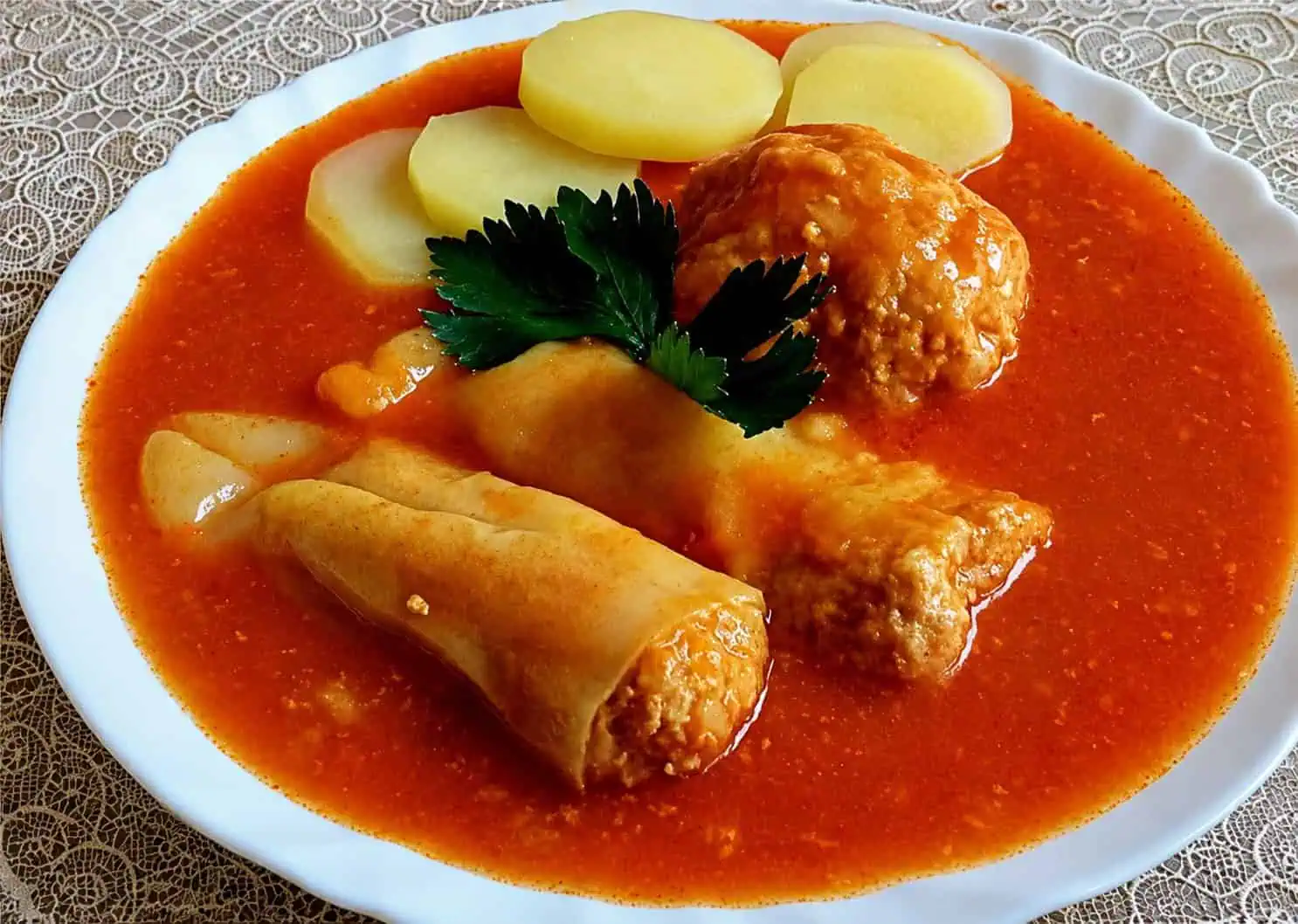 Maďarská plnená paprika: Tradičný recept na najlepšiu domácu pochúťku!