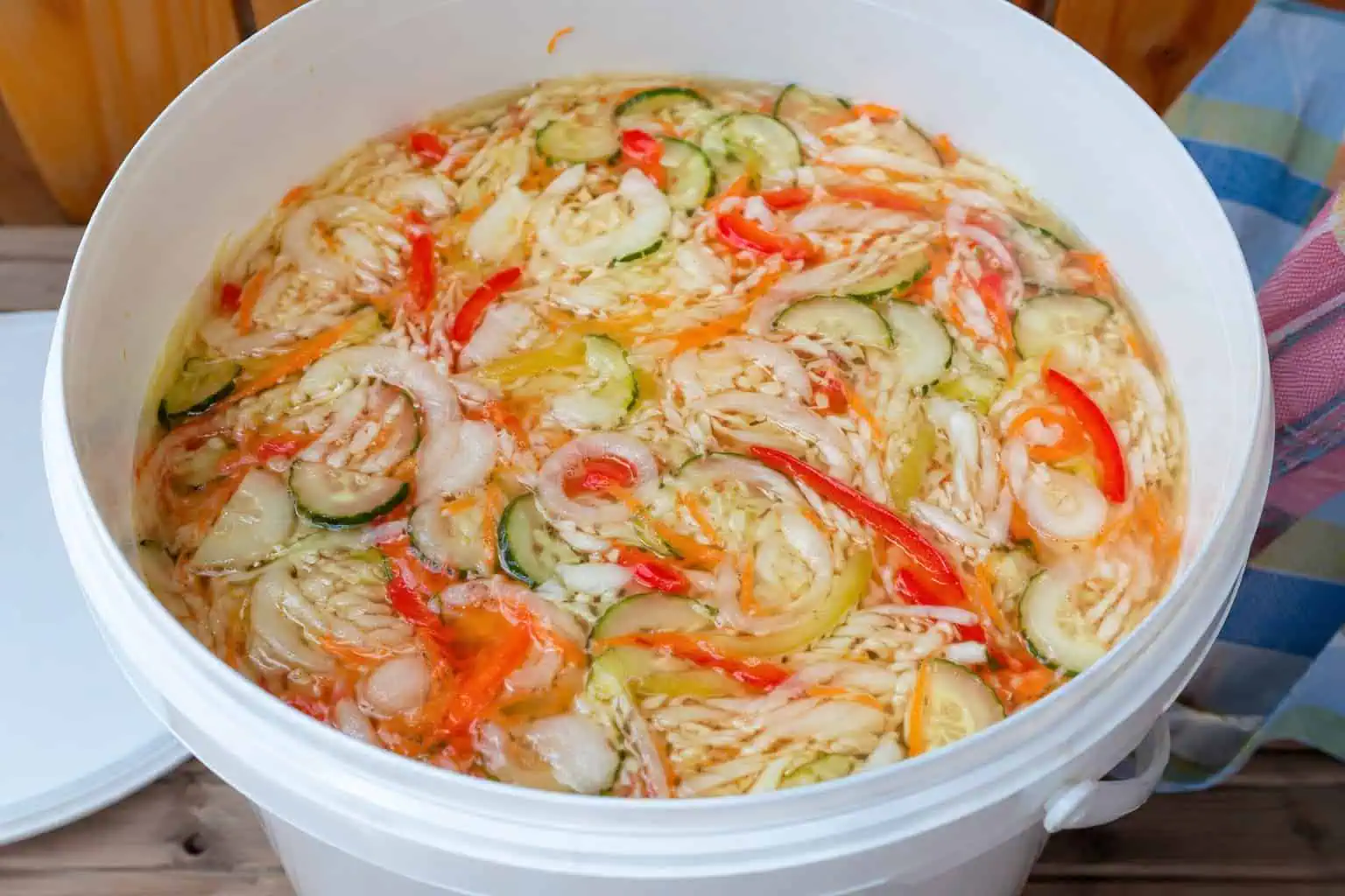 Čalamáda z vedra: Overený recept na chrumkavú domácu zeleninovú pochúťku, ktorá vydrží celé mesiace