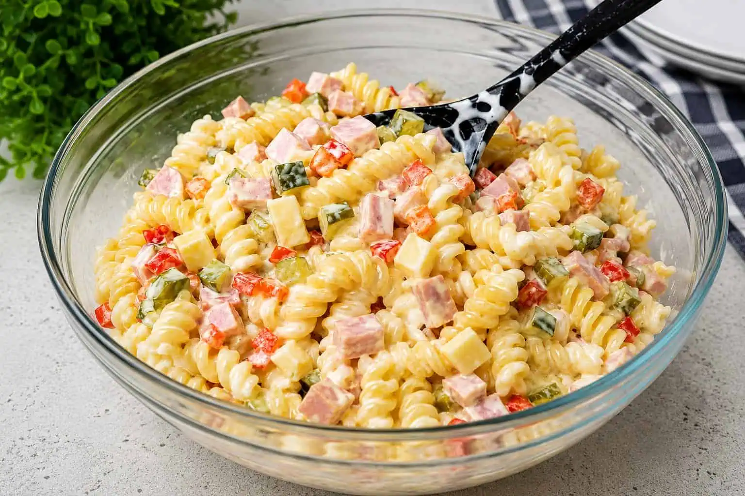 Jogurtový cestovinový šalát, ktorý zmizne zo stola ako prvý: Jednoduchý recept plný chuti, pripravený za pár minút!