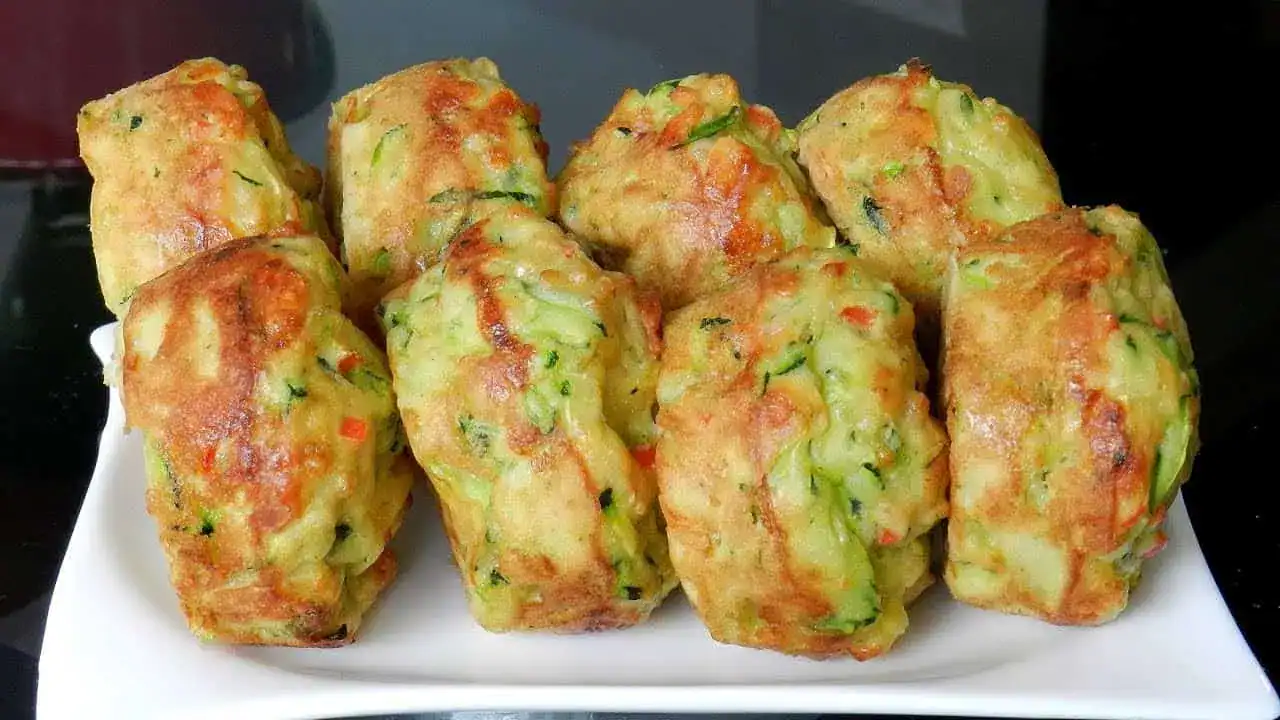 Odkedy mám tento recept, cuketové placky už nevyprážam, ale pečiem ich vo forme na muffiny: Sú neskutočné a hneď hotové!